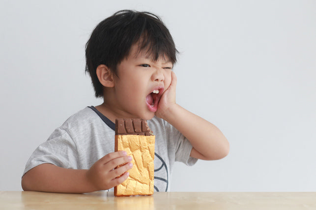 Hur vet man att sitt barn har hål i tänderna?